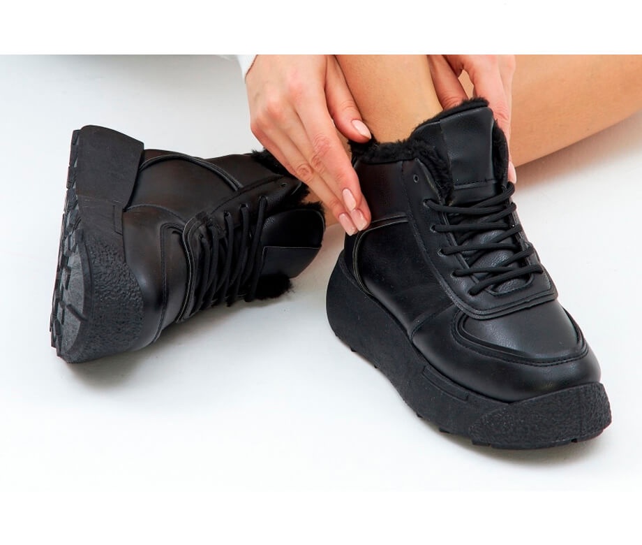 Чёрные кроссовки с мехом для женщин
